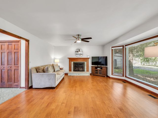 618 Birch Street, Sugar Grove, IL 60554
