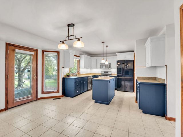 618 Birch Street, Sugar Grove, IL 60554