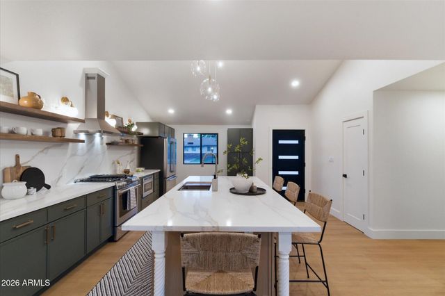 325 W LOMA Lane, Phoenix, AZ 85021