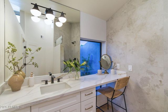 325 W LOMA Lane, Phoenix, AZ 85021