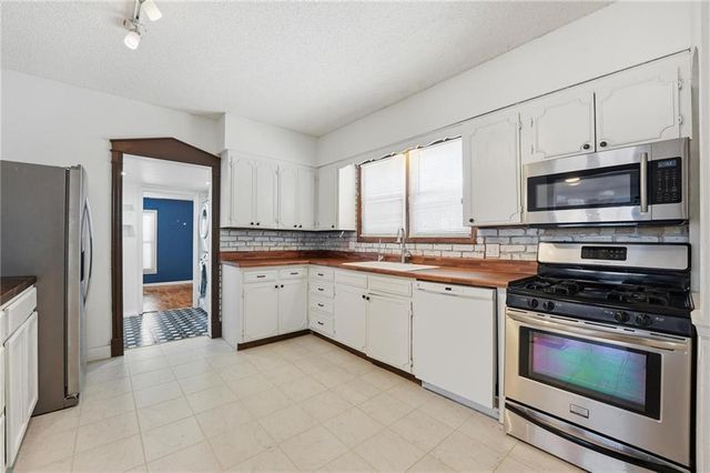 215 W Walnut Street, Belton, MO 64012