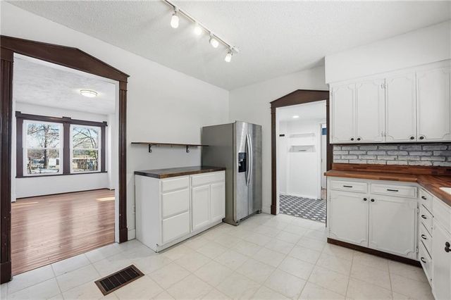 215 W Walnut Street, Belton, MO 64012