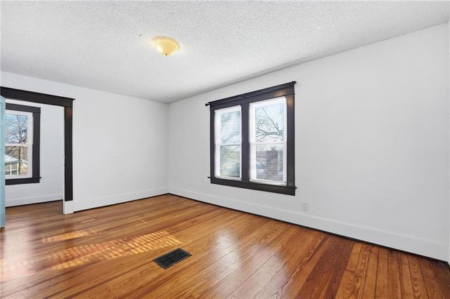 215 W Walnut Street, Belton, MO 64012