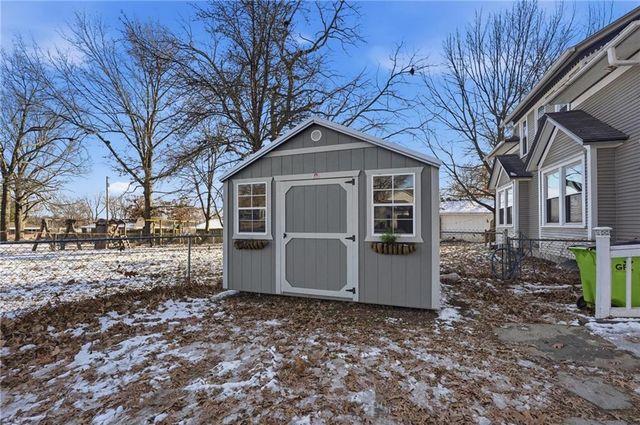 215 W Walnut Street, Belton, MO 64012