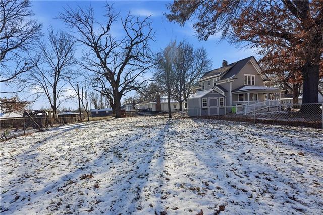 215 W Walnut Street, Belton, MO 64012