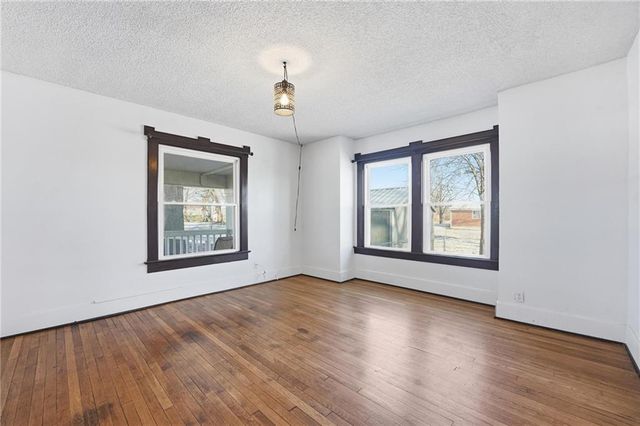 215 W Walnut Street, Belton, MO 64012