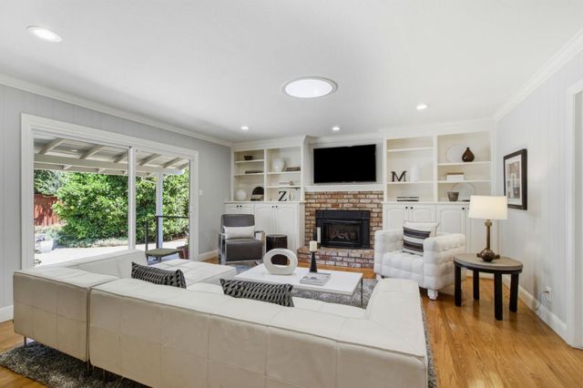 950 Black Mountain Court, Los Altos, CA 94024