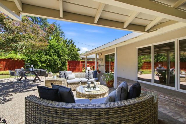 950 Black Mountain Court, Los Altos, CA 94024