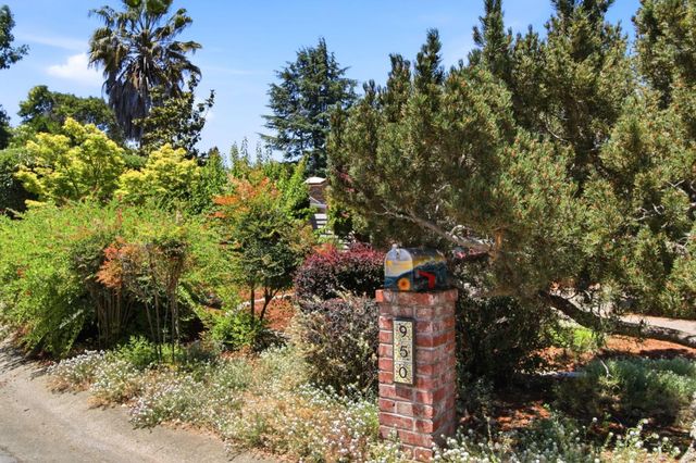 950 Black Mountain Court, Los Altos, CA 94024