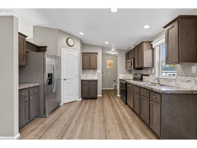 2889 KINNEY Loop, Eugene, OR 97408