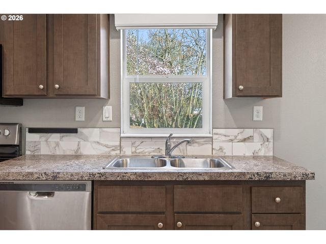 2889 KINNEY Loop, Eugene, OR 97408