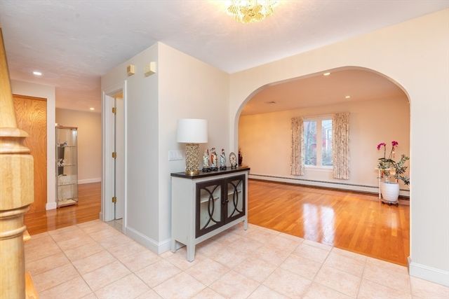 20 Teaberry Ln 1, Braintree, MA 02184