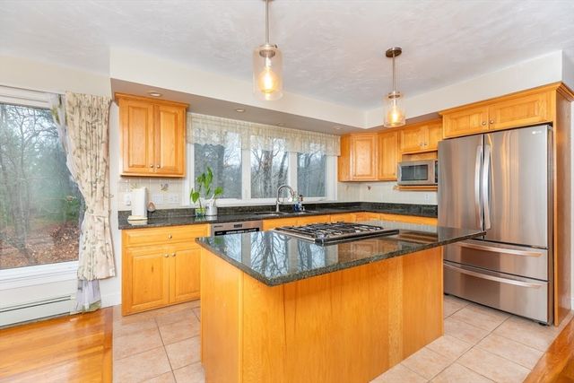 20 Teaberry Ln 1, Braintree, MA 02184