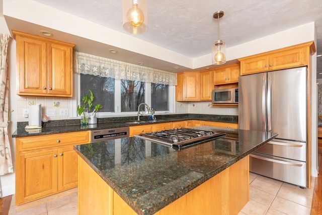 20 Teaberry Ln 1, Braintree, MA 02184