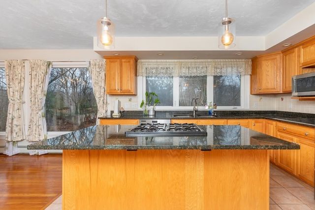 20 Teaberry Ln 1, Braintree, MA 02184