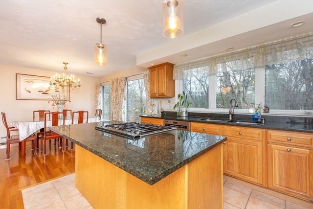 20 Teaberry Ln 1, Braintree, MA 02184