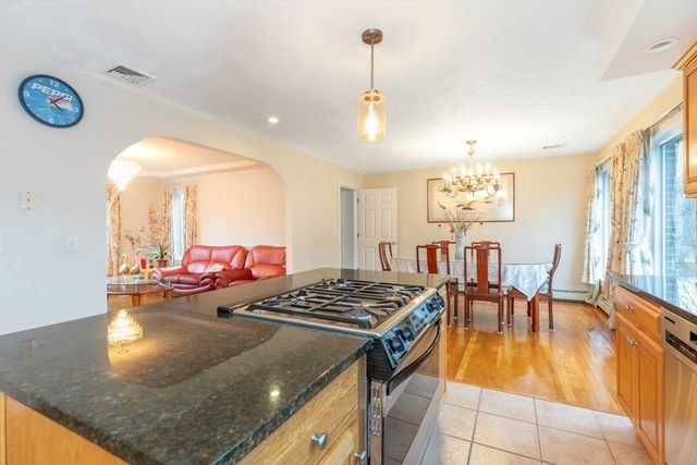 20 Teaberry Ln 1, Braintree, MA 02184