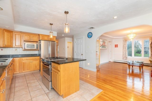 20 Teaberry Ln 1, Braintree, MA 02184
