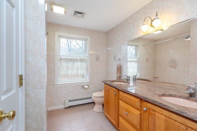 20 Teaberry Ln 1, Braintree, MA 02184