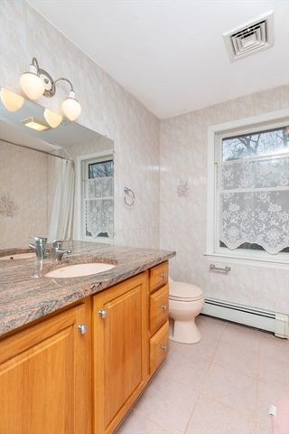 20 Teaberry Ln 1, Braintree, MA 02184