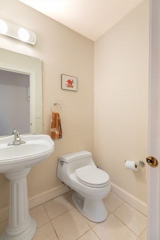 20 Teaberry Ln 1, Braintree, MA 02184
