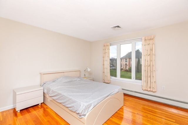 20 Teaberry Ln 1, Braintree, MA 02184