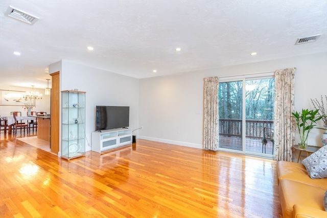 20 Teaberry Ln 1, Braintree, MA 02184