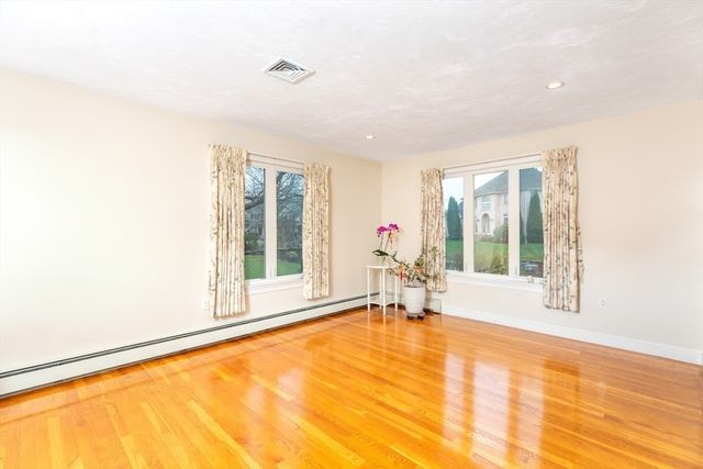 20 Teaberry Ln 1, Braintree, MA 02184