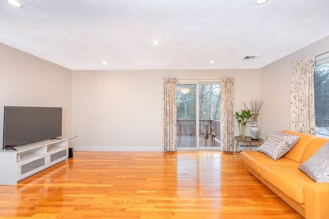 20 Teaberry Ln 1, Braintree, MA 02184