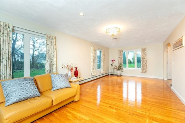 20 Teaberry Ln 1, Braintree, MA 02184