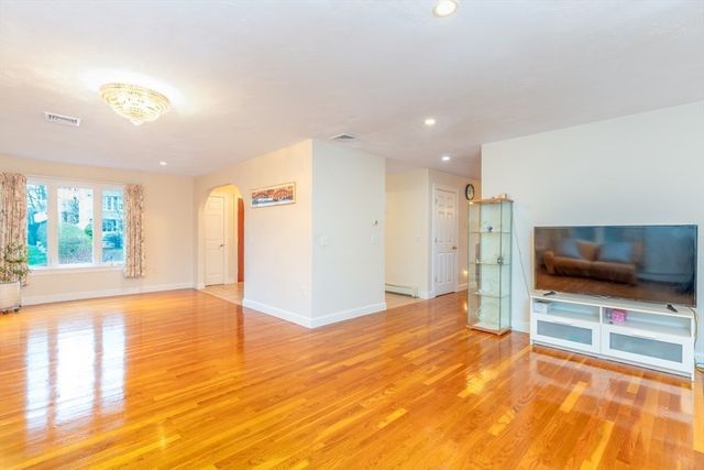 20 Teaberry Ln 1, Braintree, MA 02184