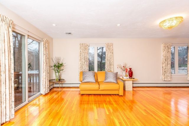 20 Teaberry Ln 1, Braintree, MA 02184