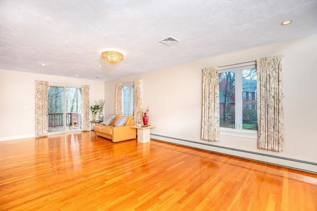 20 Teaberry Ln 1, Braintree, MA 02184