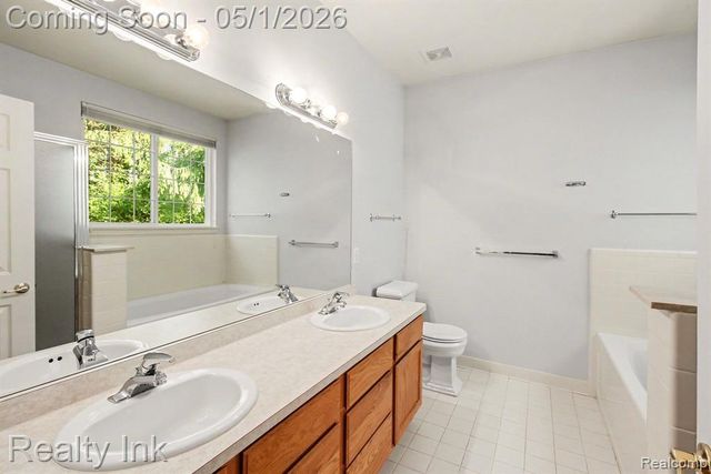 2745 Signature Circle, Pinckney, MI 48169