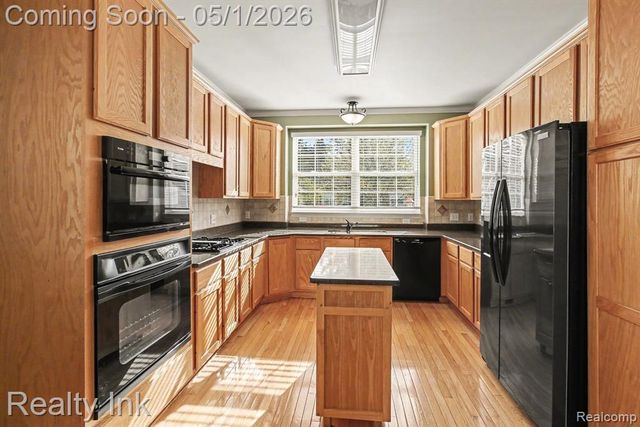 2745 Signature Circle, Pinckney, MI 48169