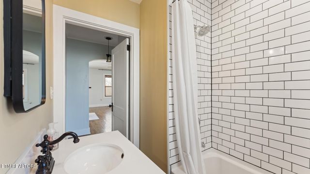 1910 Cureton Ave, Maryville, TN 37804