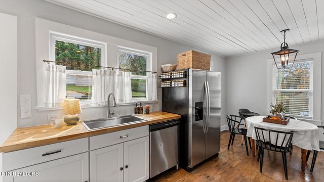 1910 Cureton Ave, Maryville, TN 37804