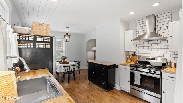 1910 Cureton Ave, Maryville, TN 37804