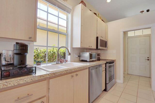 1071 Bedford Avenue, Palm Beach Gardens, FL 33403