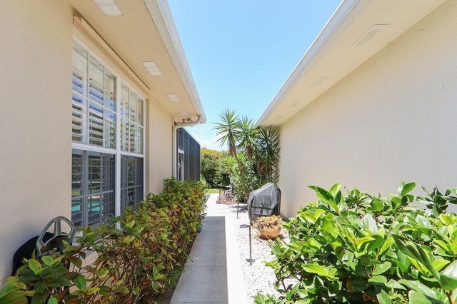 1071 Bedford Avenue, Palm Beach Gardens, FL 33403