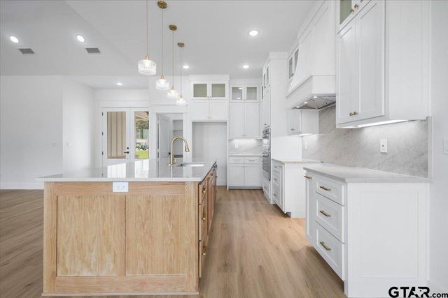17249 Woodcrest Cir, Lindale, TX 75771