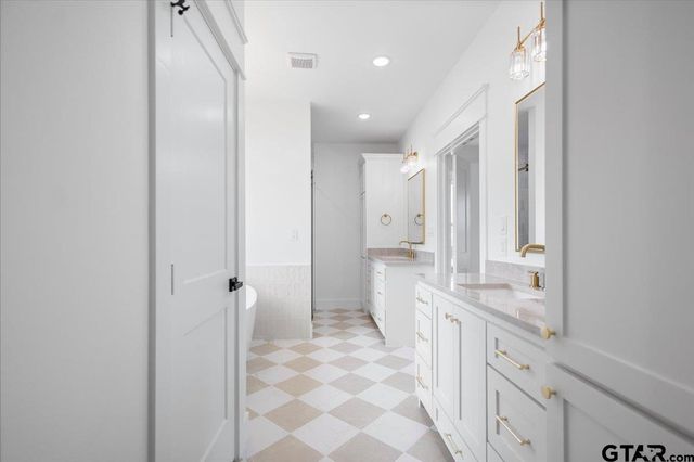 17249 Woodcrest Cir, Lindale, TX 75771