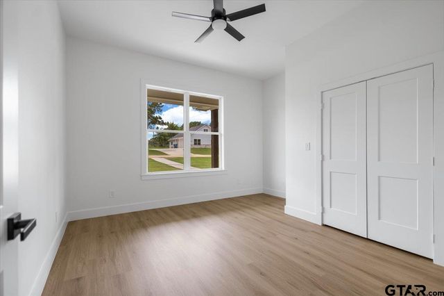 17249 Woodcrest Cir, Lindale, TX 75771