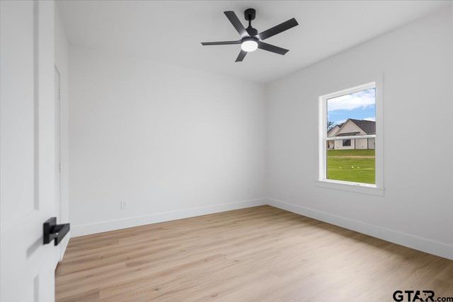 17249 Woodcrest Cir, Lindale, TX 75771
