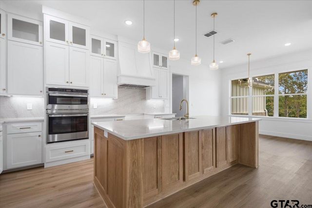 17249 Woodcrest Cir, Lindale, TX 75771
