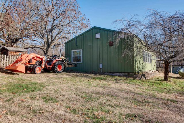 1044 Andrews Road, Sparta, MO 65753