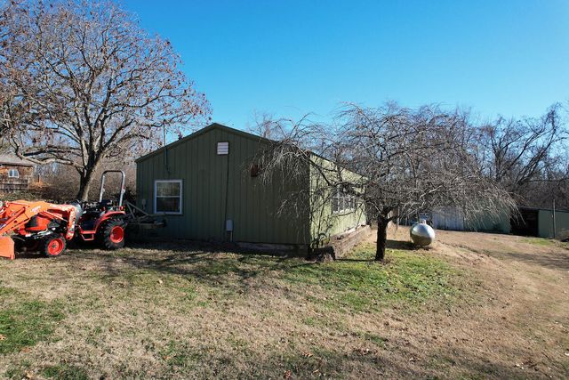 1044 Andrews Road, Sparta, MO 65753
