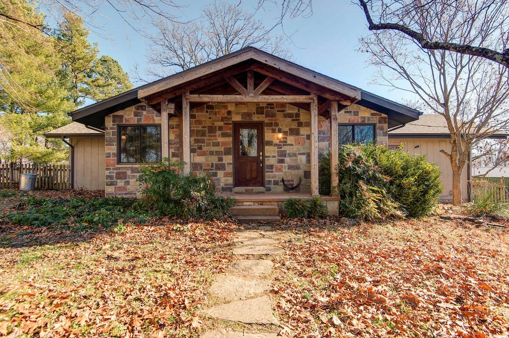 1044 Andrews Road, Sparta, MO 65753