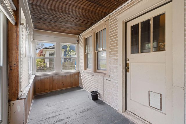 1105 Rose Avenue E, Saint Paul, MN 55106