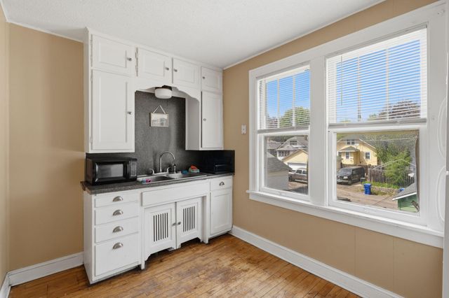 1105 Rose Avenue E, Saint Paul, MN 55106